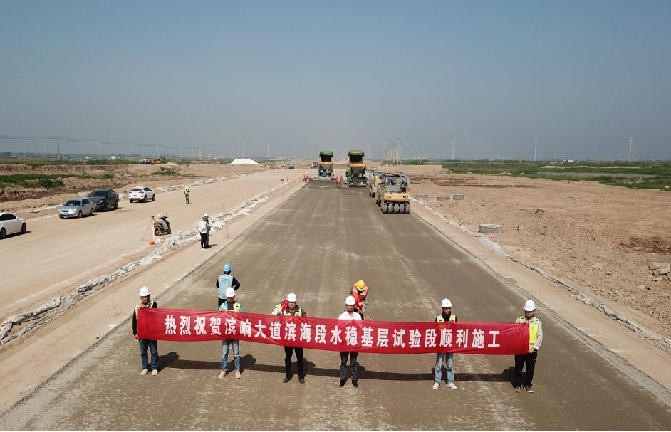 新進展！濱響大道水穩(wěn)層開始鋪設(shè)1.jpg