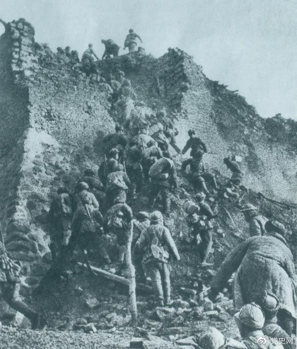 1948年12月，人民解放軍向新保安守敵發(fā)起攻擊。這是解放軍戰(zhàn)士登上新保安城頭。 